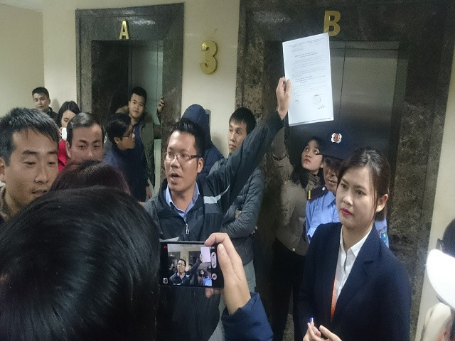 4. Dự án Parkview Residence Trước đó, vào chiều 24/2, hàng trăm cư dân cụm chung cư CT7 dự án Parkview Residence ở khu đô thị Dương Nội (Hà Đông, Hà Nội) do Công ty CP Đầu tư và Phát triển Bất động sản Thế Kỷ (Cen Invest) làm chủ đầu tư đã kéo nhau lên tận trụ sở chủ đầu tư để mong muốn giải quyết thỏa đáng các vấn đề bức xúc…Ảnh: Dân Việt.