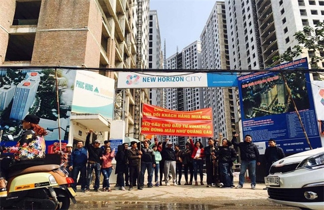 5. Dự án New Horizon City 87 Lĩnh Nam Theo VietnamFinance, trong thời gian qua, dự án New Horizon City 87 Lĩnh Nam (do Liên danh Công ty TNHH MTV Đầu tư Việt Hà và Công ty Cổ phần xây dựng và Kỹ thuật Việt Nam – Vinaenco, làm chủ đầu tư) liên tục bị khách hàng tố cáo có dấu hiệu lừa đảo. Ảnh: VietnamFinance.