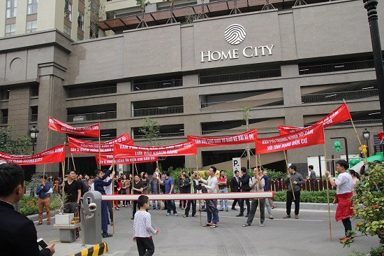 2. Dự án Home City Tương tự, sau hơn nửa tháng tranh chấp hàng trăm cư dân mua căn hộ tại dự án Home City đã tập trung diễu hành, căng băng rôn phản đối chủ đầu là Công ty TNHH MTV Đầu tư Văn Phú - Trung Kính bịt lối đi cổng chính tại địa chỉ 177 Trung Kính. Ảnh: VNF.