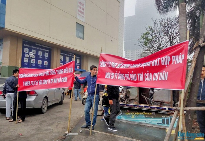Ngoài ra, liên quan tới vấn đề phí dịch vụ, Ban đại diện dân cư đã làm việc với chủ đầu tư nhiều lần nhưng 2 bên không đạt được tiếng nói chung. Theo cư dân, việc thu phí dịch vụ với giá 6.500 đồng/m2 ở đây không tương xứng với các dịch vụ mà họ đáng ra phải được hưởng. Bên cạnh đó, cư dân còn bức xúc bởi trạm điện kỹ thuật gây tiếng ồn, mùi thức ăn chế biến từ nơi kinh doanh của Big C, sự bất hợp lý trong việc xử lý rác thải, hệ thống PCCC… Ảnh: reatimes.vn.