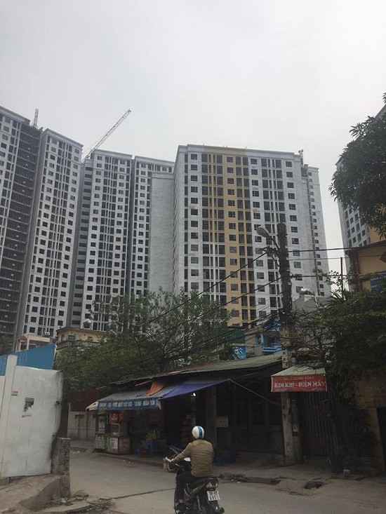 Quá bức xúc, cư dân đã nhiều lần kéo nhau lên văn phòng làm việc của chủ đầu tư đòi giải quyết triệt để vấn đề song tất cả những gì nhận được chỉ là những lời hứa hẹn. Đỉnh điểm của sự việc là vào trưa 12/2, nhóm đại diện cư dân đã đứng tại cổng dự án (số 87 Lĩnh Nam) căng băng rôn phản đối với nội dung “Chủ đầu tư Vinaenco lừa dối khách hàng mua nhà”, “Yêu cầu chủ đầu tư Vinaenco sơn đúng màu như quảng cáo”. Ảnh: VietnamFinance.