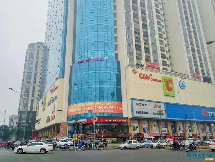 1. Chung cư Hồ Gươm Plaza Mới đây nhất là vụ chung cư Hồ Gươm Plaza bị cư dân căng băng rôn phản đối. Cụ thể, tin tức trên VnMedia cho hay, dự án Trung tâm thương mại, văn phòng và nhà ở cao cấp Hồ Gươm Plaza do Công ty Cổ phần may Hồ Gươm là chủ đầu tư. Chung cư gồm 3 khối nhà A, B, C cao 29 tầng, trong đó tòa nhà A, B từ tầng 6 - 29 là căn hộ chung cư cao cấp. Dự án đã được bàn giao nhà cho người dân từ năm 2014. Tuy nhiên, suốt từ thời điểm bàn giao nhà đến nay, tại khu chung cư này đã nảy sinh rất nhiều mâu thuẫn. Ảnh: reatimes.vn.