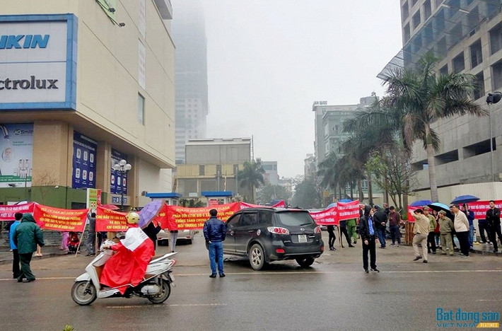 Theo phản ánh của cư dân Hồ Gươm Plaza, những bức xúc chủ yếu trong việc xây dựng tòa nhà, dịch vụ quản lý, hạ tầng và tiện ích. Cụ thể, tòa A theo thiết kế ban đầu được duyệt căn hộ chung cư cao cấp từ tầng 6 - 29, mỗi tầng 14 căn hộ nhưng chủ đầu tư đã xây thêm 2 căn hộ mini diện tích dưới 40m2 tại mỗi tầng để bán cho khách hàng. Ảnh: reatimes.vn.