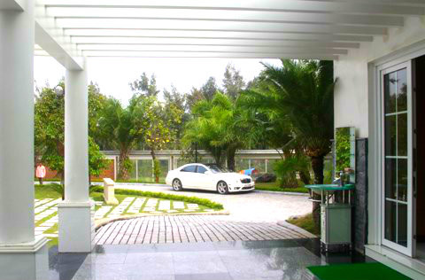 Tòa lâu đài tọa lạc trên khu đất rộng khoảng 5ha, được xây dựng theo kiểu kiến trúc châu Âu với màu sơn trắng phủ toàn bộ.