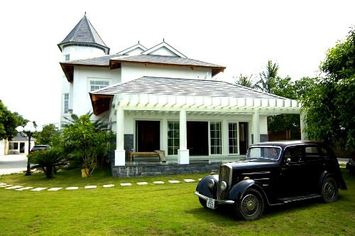 2. Biệt thự 50.000 mét vuông của đại gia Thanh Hóa Ở xứ Thanh, nói đến tòa Bạch Dinh của đại gia Cao Tiến Đoàn thì ai cũng trầm trồ ngưỡng mộ. Ảnh: vtv6.vtv.vn.