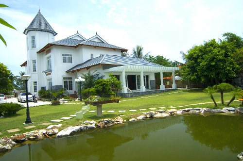 Kiến trúc nhà mái lệch, tháp nhọn, sân vườn, vườn cây ao cá đã tạo thành một quần thể hài hòa. Ảnh: vtv6.vtv.vn.