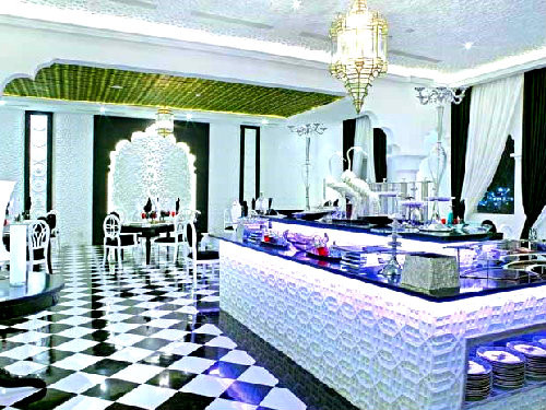 Phòng tổng thống với diện tích 260m2 là một không gian lộng lẫy và choáng ngợp. Tất cả đều nhìn ra hướng sông. Một hồ bơi biếc xanh nằm lọt giữa lâu đài, hắt lên những hoa văn trắng được trang trí với các mô tuýp hoa lá theo kiểu phù điêu đắp nổi. Ảnh: Sài Gòn tiếp thị.