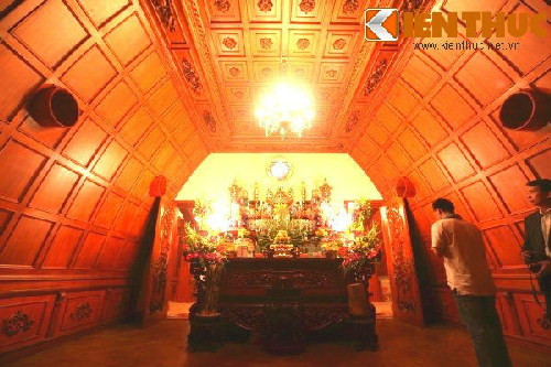 Theo ý tưởng của chủ nhà là muốn tạo nên cho mình một hình tượng tôn nghiêm và bề thế. Mặt khác, nội thất làm bằng gỗ rất hợp mệnh phong thủy với gia chủ và ngoài gỗ ra, chủ nhà còn trưng bày rất nhiều loại đồ cổ quý hiếm. Ảnh: Hải Ninh.