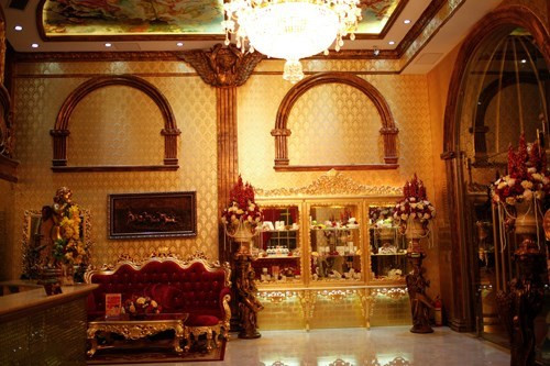 Bên trong lâu đài, các họa tiết, hoa văn và bố cục bài trí đều được chủ nhân chú trọng với bộ bàn ghế sang trọng, các lọ hoa sặc sỡ màu sắc, tủ trưng bày. Ảnh: ngoisao.net.