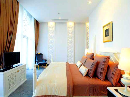 Những vòm trần và các bức tường được trang trí hình học phức tạp, mô phỏng theo kiến trúc Mogon và kiểu chữ viết cổ rất đẹp, bóng bẩy của người Ấn Độ… Ảnh: Sài Gòn tiếp thị.