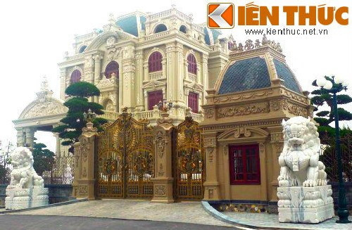 5. Biệt thự gỗ cực quý của đại gia Hà Nam Là một trong những tòa lâu đài hiện đại, hoành tráng bậc nhất Việt Nam, Tổng Hải Sơn (TP Phủ Lý, Hà Nam) không những gây sự chú ý bởi vẻ bề ngoài, mà phần nội thất được thiết kế đến 90% là gỗ quý là một trong những điểm nhấn nổi bật bên trong lâu đài này. Ảnh: Hải Ninh.