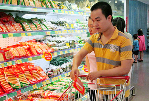 1. Trả lại 2,2 tấn xúc xích nghi có chứa chất cấm cho Vietfoods Đại diện cơ sở chế biến Thực phẩm Việt - Vietfoods (Bình Dương) cho biết Chi cục Quản lý thị trường Hà Nội đã trả lô hàng 2,2 tấn xúc xích bị tạm giữ do nghi vấn chứa chất cấm nhưng không hề có một lời xin lỗi. Thông tin nêu trên được công bố trong buổi họp báo công bố “sản phẩm Vietfoods an toàn với người tiêu dùng” tổ chức tại TP.HCM ngày 29/5. Theo đại diện doanh nghiệp, đơn vị đã chuẩn bị tất cả bằng chứng, giấy tờ pháp lý để thực hiện việc khởi kiện nếu Chi cục Quản lý thị trường (QLTT) Hà Nội tiếp tục dây dưa, không thừa nhận sai phạm.