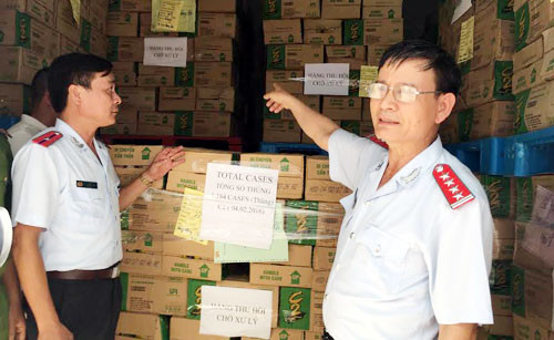 2. Phạt hơn 5,8 tỷ đồng nhà sản xuất C2 và Rồng đỏ có chì vượt ngưỡng Chiều 31/5, Phó Chánh Thanh tra Bộ Y tế Nguyễn Văn Nhiên - Trưởng đoàn thanh tra của Thanh tra Bộ Y tế về an toàn thực phẩm (ATTP) đã ký quyết định số 50/QĐ-XPVPHC xử phạt Công ty TNHH URC Hà Nội (Lô CN 2.2 khu công nghiệp Thạch Thất-Quốc Oai, huyện Thạch Thất, Hà Nội) với tổng số tiền phạt là 5.8 tỷ đồng. Đồng thời, yêu cầu Công ty TNHH URC Hà Nội khắc phục ngay điều kiện kho bảo quản; tiến hành thu hồi tối đa 2 lô sản phẩm thực phẩm có kết quả kiểm nghiệm không đạt để xử lý theo quy định.