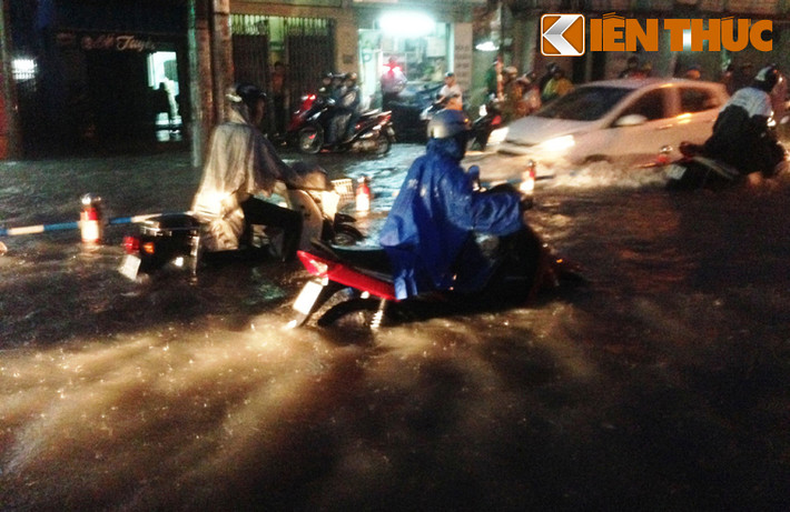 Nước ngập lút bánh xe.