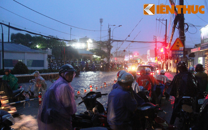 Trước đó từ gần 16h cùng ngày, cơn mưa như trút nước đổ xuống khắp Sài Gòn và các tỉnh lân cận do ảnh hưởng cơn bão số 3 đang hoành hành ở các tỉnh miền Trung.
