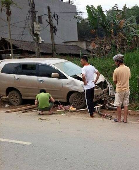 5. Tai nạn giao thông nghiêm trọng, 2 cháu nhỏ chết thảm Khoảng 14h15 chiều ngày 22/3, trên địa bàn xã Lâm Hóa, huyện Lạc Sơn, tỉnh Hòa Bình, ô tô hiệu Inova BKS 36A-092.70 đang di chuyển trên tuyến đường liên xã theo hướng về huyên Lạc Sơn. Khi đến đoạn đường thuộc địa bàn xã Lâm Hóa, ô tô bất ngờ tông thẳng vào một xe máy do một người đàn ông điều khiển đèo theo 2 cháu nhỏ di chuyển cùng chiều. Hậu quả của vụ tai nạn là 2 cháu nhỏ tử vong tại chỗ, người đàn ông bị thương nặng.