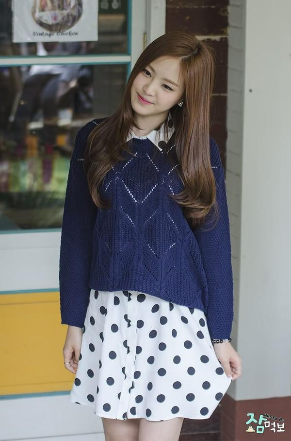 Cô nàng NaEun của Apink dịu dàng cùng váy chấm bi và áo len mỏng. Ảnh: Kpop.