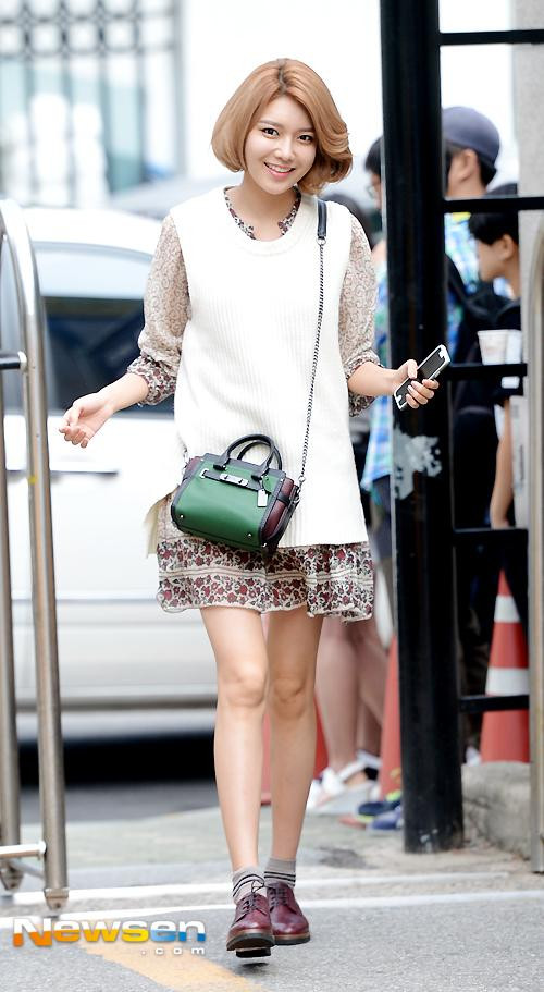 Sooyoung rạng rỡ khi phối váy ngắn họa tiết với áo len gile. Ảnh: Newsen.