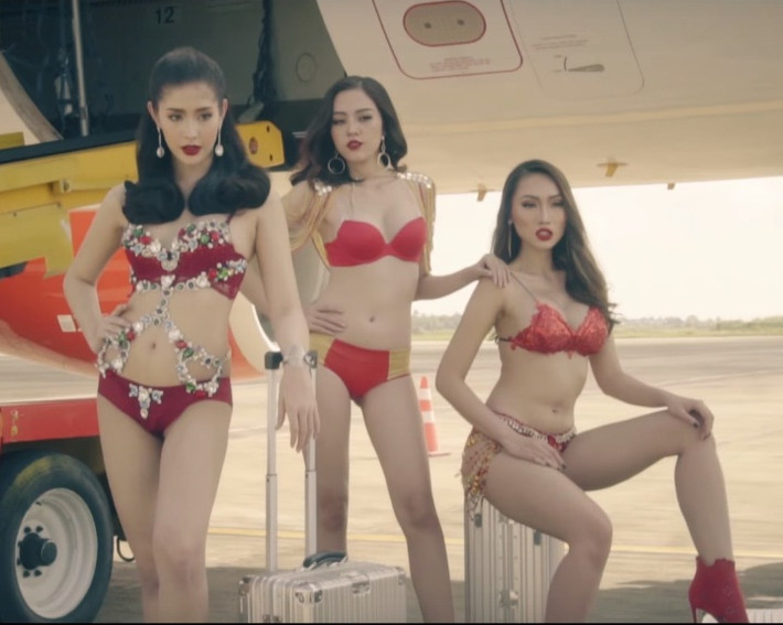 Tuy không phải lần đầu VietJet Air thực hiện những bộ ảnh nóng bỏng song bộ lịch mới này vẫn khiến nhiều khách hàng không khỏi "choáng". Ảnh cắt clip: Youtube.