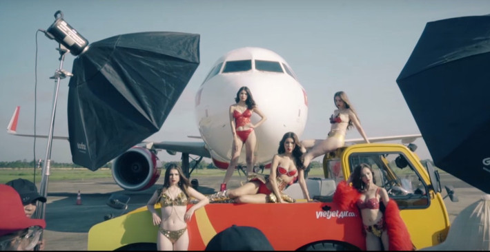 Theo một đại diện truyền thông của Vietjet Air, những người mẫu gợi cảm và nóng bỏng luôn được nhiều hành khách của hãng ưa thích. Ảnh cắt clip: Youtube.