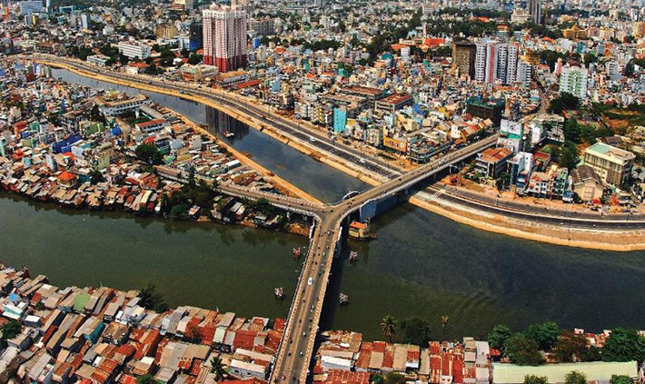 Cầu Chữ Y, cây cầu nằm về phía đông của quận 8, TP HCM, nối liền quận 5 với quận 8. Cầu có hình chữ Y, từ đường Nguyễn Biểu cách chợ Bến Thành 2 km, bắc qua 2 con kênh là kênh Bến Nghé và kênh Tẻ, đến vùng chợ Rạch Ông và vùng cù lao Chánh Hưng của quận 8. Ảnh Giản Thanh Sơn.
