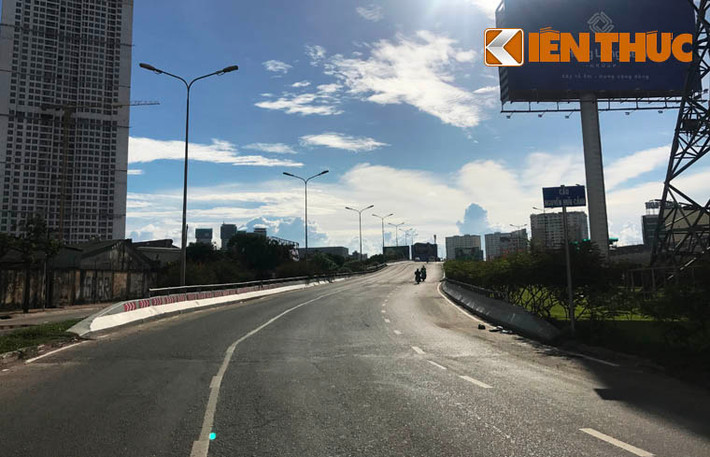 Đường Nguyễn Hữu Cảnh dài 3,7km từ nút giao Điện Biên Phủ (quận Bình Thạnh) đến đường Tôn Đức Thắng (quận 1) khởi công vào năm 1997 và đưa vào sử dụng từ năm tháng 1/2002.