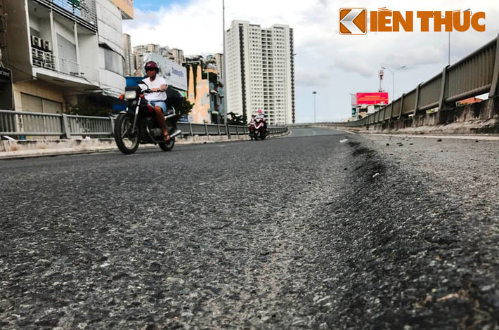 Tuy nhiên đến nay, tình trạng mặt đường bị trồi nhựa dọc 2 bên lề đường và dày đặc vết nứt lớn, sâu tại vị trí nói trên lại tiếp tục tái diễn.