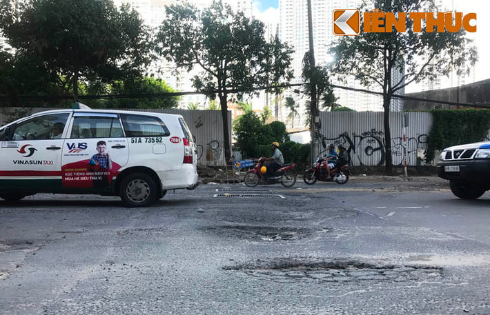Theo Sở GTVT TP HCM, vừa qua, một tập đoàn có dự án nhà ở trên đường Nguyễn Hữu Cảnh đã đề xuất ứng vốn cho ngân sách thành phố sửa đường trong 3 năm mà không tính lãi suất vay ngân hàng. Vì vậy, thành phố phải chịu trách nhiệm về việc bố trí kế hoạch vốn để hoàn trả cho tập đoàn nói trên.