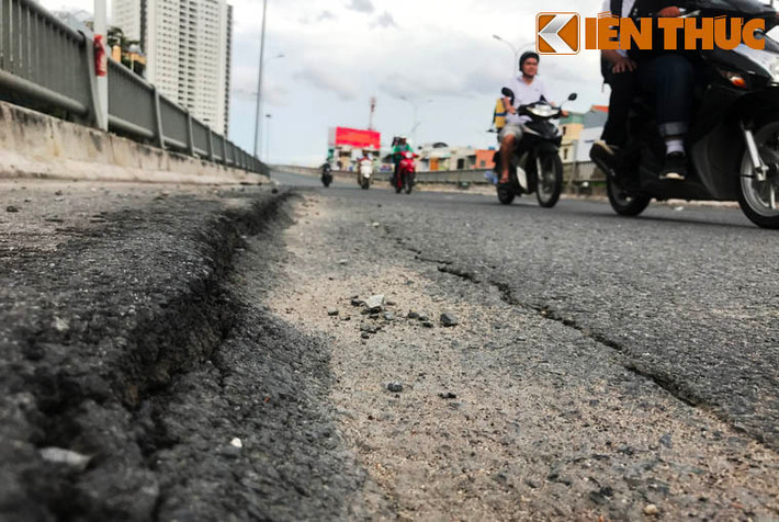 Mới đây, Văn phòng Chính phủ cho biết Phó Thủ tướng Trịnh Đình Dũng đã đồng ý cho UBND TP HCM quyết định việc giao nhà thầu thực hiện dự án sửa chữa đường Nguyễn Hữu Cảnh theo hợp đồng "chìa khóa trao tay" (lập dự án, thiết kế, thi công). Đồng thời, thành phố chịu trách nhiệm về phương án bố trí vốn đầu tư dự án này.