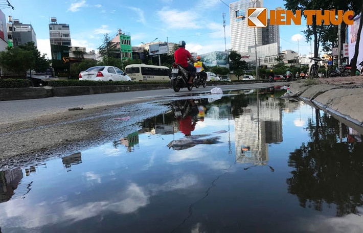 Nước đọng vũng, bốc mùi hôi thối trên tuyến đường Nguyễn Hữu Cảnh, TP HCM.