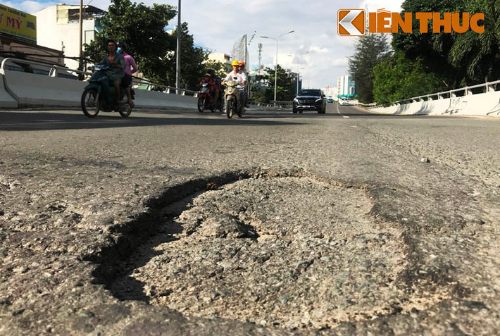 Đến đầu năm 2017 cầu được sửa chữa xong. Tuy nhiên theo ghi nhận của PV Kiến Thức cuối tháng 8, ngay dốc cầu vượt Nguyễn Hữu Cảnh, nhựa đường bong tróc...