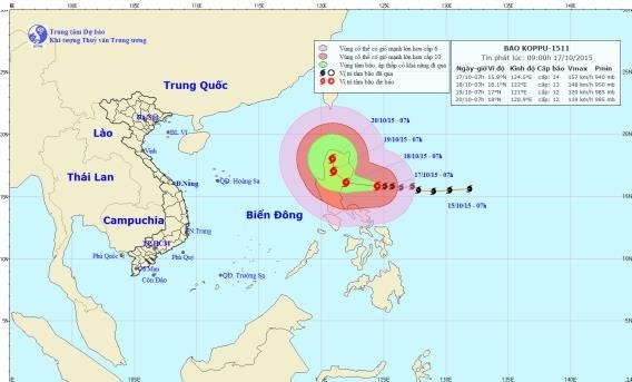9. Bão Koppu giật cấp 17 đang tiến vào biển Đông Theo TTKTTV, lúc 7h ngày 17/10, cơn bão Koppu giật trên cấp 17 cách đảo Lu Dông (Philippines) khoảng 270km về phía Đông. Do ảnh hưởng của hoàn lưu bão, vùng biển phía Đông Bắc khu vực Bắc và giữa Biển Đông biển động rất mạnh. Dự báo trong 24 giờ tiếp, bão di chuyển chủ yếu theo hướng Tây, mỗi giờ đi được khoảng 10km. Đến 7h ngày 18/10, vị trí tâm bão ở vào khoảng 16,1 độ Vĩ Bắc; 122,0 độ Kinh Đông, trên vùng biển phía Đông đảo Lu Dông. Sức gió mạnh nhất ở vùng gần tâm bão mạnh cấp 13-14, giật trên cấp 17.