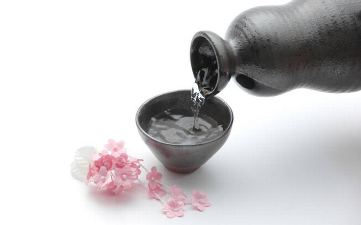 Ngoài ra, để trừ tà khí, người Nhật thường uống rượu sake trong ngày đầu năm mới. Ảnh: The Telegraph.