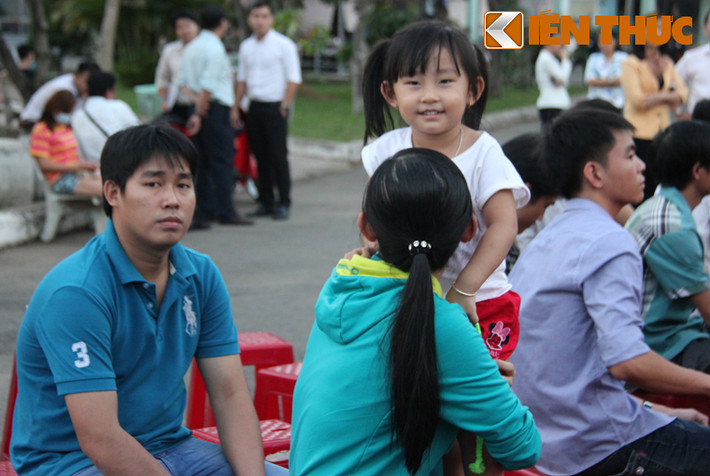 Niềm hạnh phúc của trẻ thơ khi sắp được cùng cha mẹ về quê đón Tết từ những tấm vé nghĩa tình.