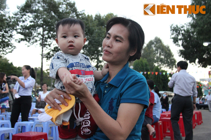 “Từ TP HCM về quê tôi nếu cả gia đình phải mất hơn 5 triệu đồng. Tốn kém quá nên năm nay, 2 vợ chồng định ở lại Sài Gòn ăn Tết, gửi chút đỉnh tiền về cho mẹ ở quê. Nhưng may mắn hay tin tôi được tặng vé, mẹ và mấy đứa em ở nhà vui lắm. Mẹ đã chuẩn bị gạo nếp gói bánh tét, còn mấy đứa em trai chuẩn bị vài con gà để thết đãi gia đình anh chị. Tôi thực sự vui và hạnh phúc” - đôi mắt chị Trang, công nhân KCX Linh Trung, ngân ngấn lệ.
