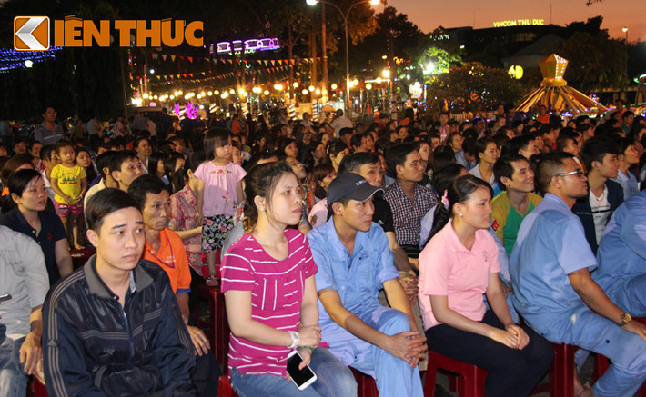 Đây là năm thứ 8, chương trình “Tấm vé nghĩa tình” được LĐLĐ TP HCM tổ chức, đáp ứng sự mong đợi của hàng ngàn CN đang làm việc tại các KCX-KCN. Ngay sau giờ tan ca, hàng nghìn công nhân làm việc tại KCX Linh Trung 1, 2; KCN Bình Chiểu, Khu Công nghệ cao quận 9...đã hớn hở đến Nhà văn hoá Thiếu nhi quận Thủ Đức để nhận những tấm vé nghĩa tình.