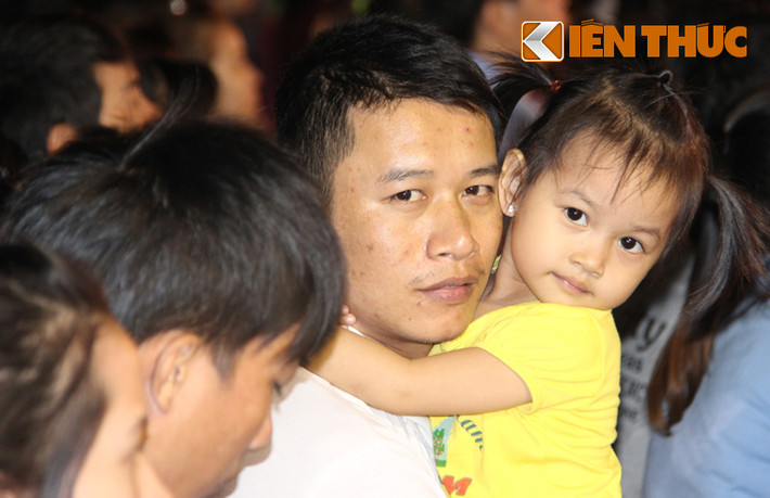 "Từ Tuyên Quang vào Sài Gòn làm công nhân. Hơn 5 năm qua, dù lấy vợ, có con 5 tuổi nhưng cả gia đình chưa lần nào được về thăm quê Nội đúng dịp Tết vì chi phí tàu xe quá cao. Những tưởng năm nay lại lỗi hẹn thì may mắn cả 2 vợ chồng đều được tặng vé. Ngày mai chúng tôi sẽ đi mua sắm ít quà để đưa con về quê đón Tết", anh Thái, công nhân KCX Linh Trung 1, hớn hở chia sẻ.