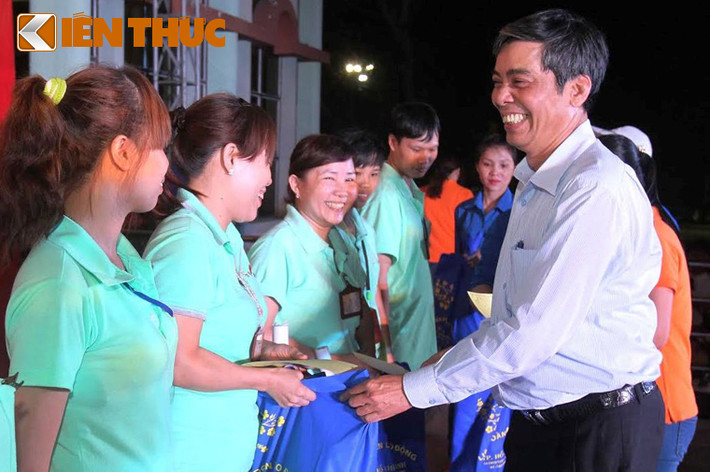 Ông Nguyễn Văn Khải, Phó Chủ tịch Thường trực LĐLĐ TP HCM, cho biết: "Năm nay, được sự hỗ trợ của Công đoàn cơ sở trong các KCN-KCX và nhiều doanh nghiệp ở TP HCM, gần 31 nghìn vé xe với tổng số tiền 15 tỷ đồng đã được tặng công nhân về quê đón Tết".