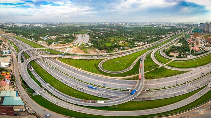 Nút giao thông ngã 3 Cát Lái (quận 2) nằm ở điểm cuối của đại lộ Đông Tây kết nối với xa lộ Hà Nội mở rộng. Đây là tuyến đường quan trong bậc nhất khu vực cửa ngõ phía đông nối TP HCM với các tỉnh Đông Nam Bộ và miền Bắc. Công trình được xây dựng với hai cầu từ cảng Cát Lái (Nguyễn Thị Định và đại lộ Mai Chí Thọ) rẽ trái về trung tâm Sài Gòn, một cầu hướng từ quận Thủ Đức rẽ trái về cảng Cát Lái, hầm Thủ Thiêm và 7 nhánh đường phía dưới. Ảnh: Henry Lee