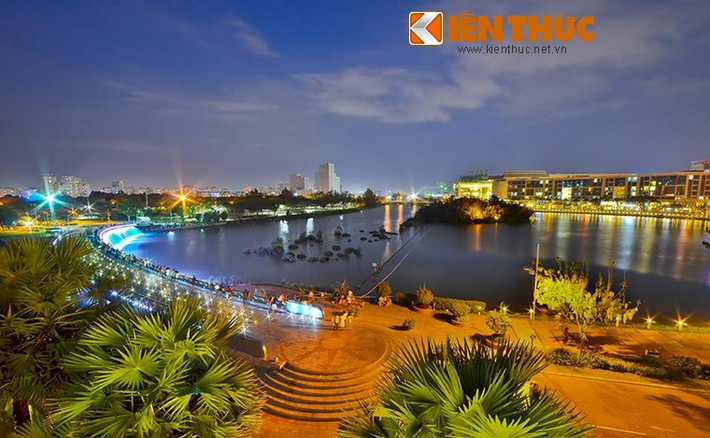 Hồ Bán Nguyệt ở khu đô thị hiện đại bậc nhất TP HCM. Ảnh: Hồ Văn Trị