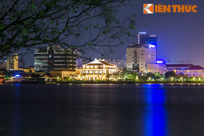 Bến Nhà Rồng, nơi Chủ tịch Hồ Chí Minh ra đi tìm đường cứu nước, lung linh dưới ánh đèn đêm bên sông Sài Gòn.