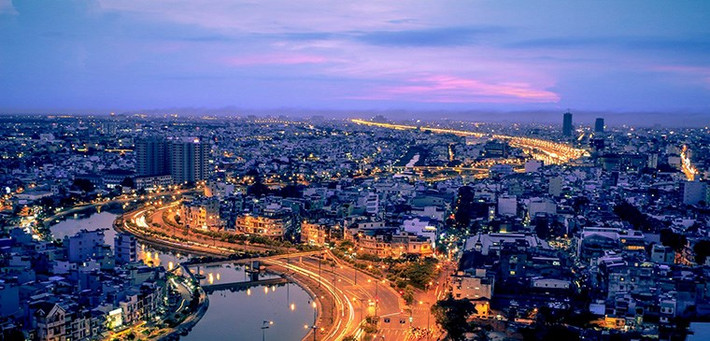 Toàn cảnh TP HCM về đêm sau 42 năm Giải phóng Sài Gòn, thống nhất đất nước. Ảnh: Lê Tuấn