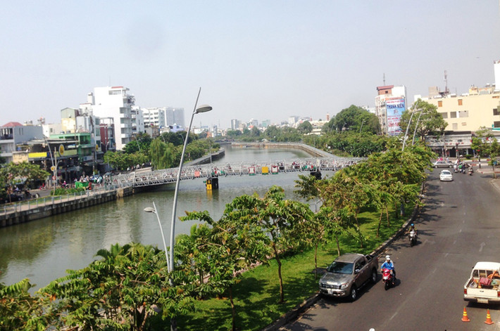 Đường Hoàng Sa và Trường Sa dọc 2 bên kênh Tàu Hủ - Bến Nghé, làm thay đổi diện mạo TPHCM và cuộc sống của hàng vạn người dân.