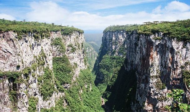 Nằm trong công viên Aparados da Serra, hẻm núi Itaimbezinho (Brazil) dài 5,8 km, rộng 2km và sâu 700 mét.