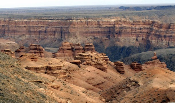 Charyn là một hẻm núi kéo dài 154 km dọc theo sông Charyn ở Kazakhstan. Hẻm núi này có độ sâu lên tới 300 mét.