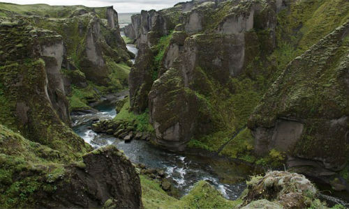 Hẻm núi với cái tên khó đọc Fjaðrárgljúfur tại Iceland được du khách yêu thích bởi cảnh đẹp, nước trong, đồng xanh, và nắng vàng.