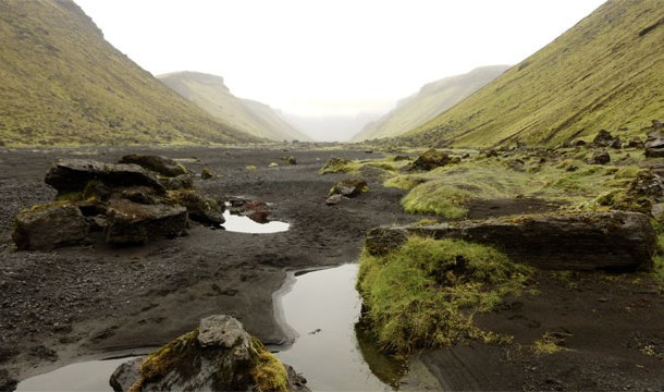 Được hình thành từ sự phun trào của núi lửa, Eldgja (Iceland) còn được gọi là hẻm lửa. Eldgja sâu 270 mét, rộng 600 mét.