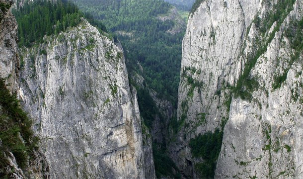 Con đường quanh co khiến hẻm Bicaz trở thành thắng cảnh đẹp nhất tại Romania.