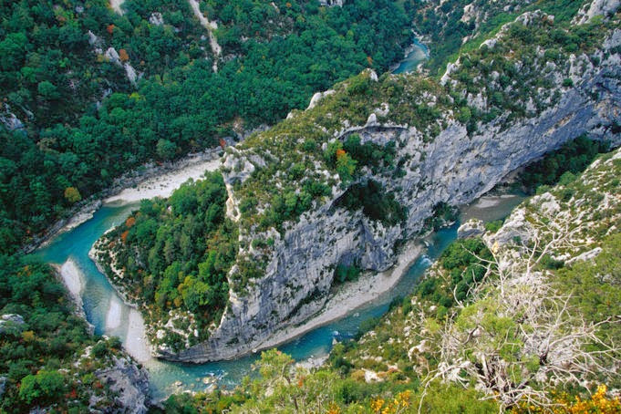 Dài 25 km, sâu 700 mét, hẻm Gorge du Verdon (Pháp) hút khách nhờ dòng sông nước xanh như ngọc.