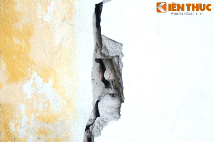 Các vết nứt lớn xuất hiện khắp nơi.